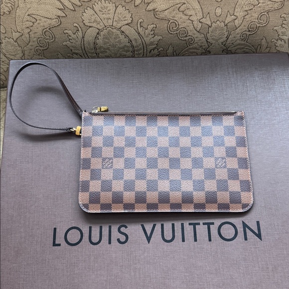 Louis Vuitton Neverfull Tote with Matching Wristlet - Picture 8 of 16